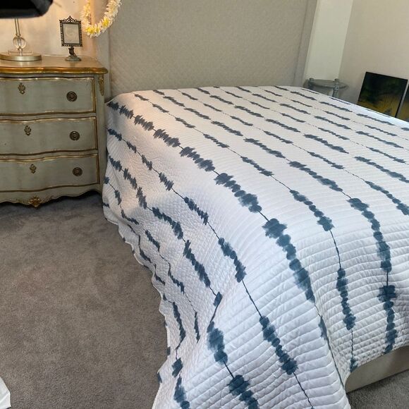 ienjoy King bedpread quilt wht Blue Ish Gray watercolor design reversable - Picture 3 of 9